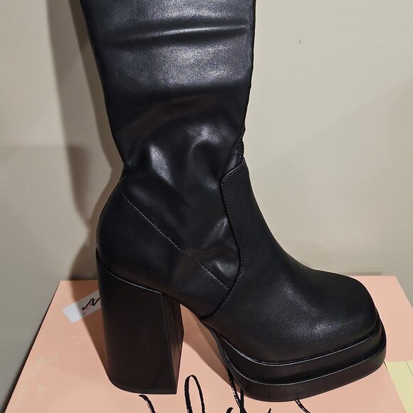 Womens boots - Picture 1 of 2